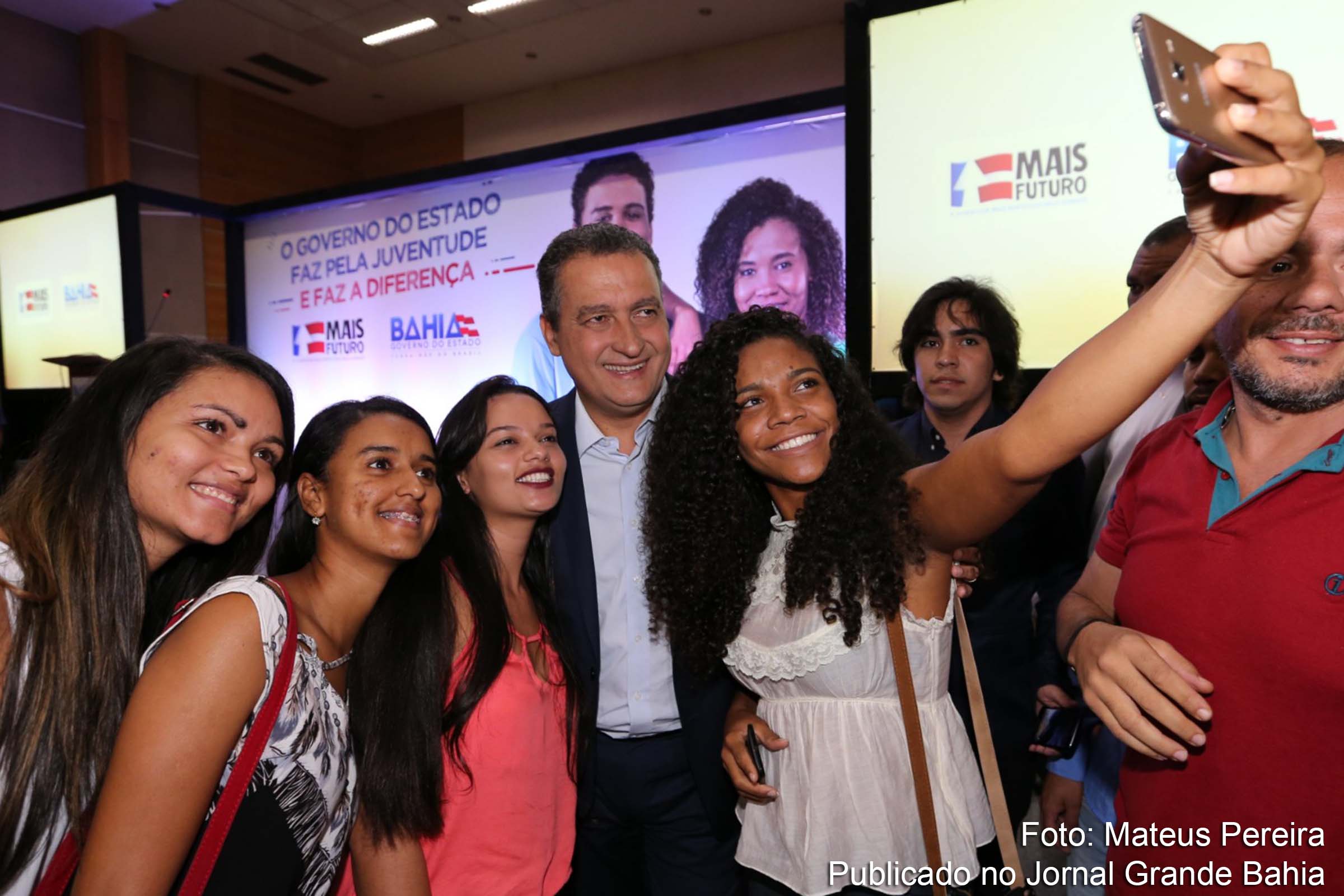 Juventude reconhece trabalho do governador Rui Costa, durante assina termos de compromisso de estágio do Programa Mais Futuro, em Salvador.