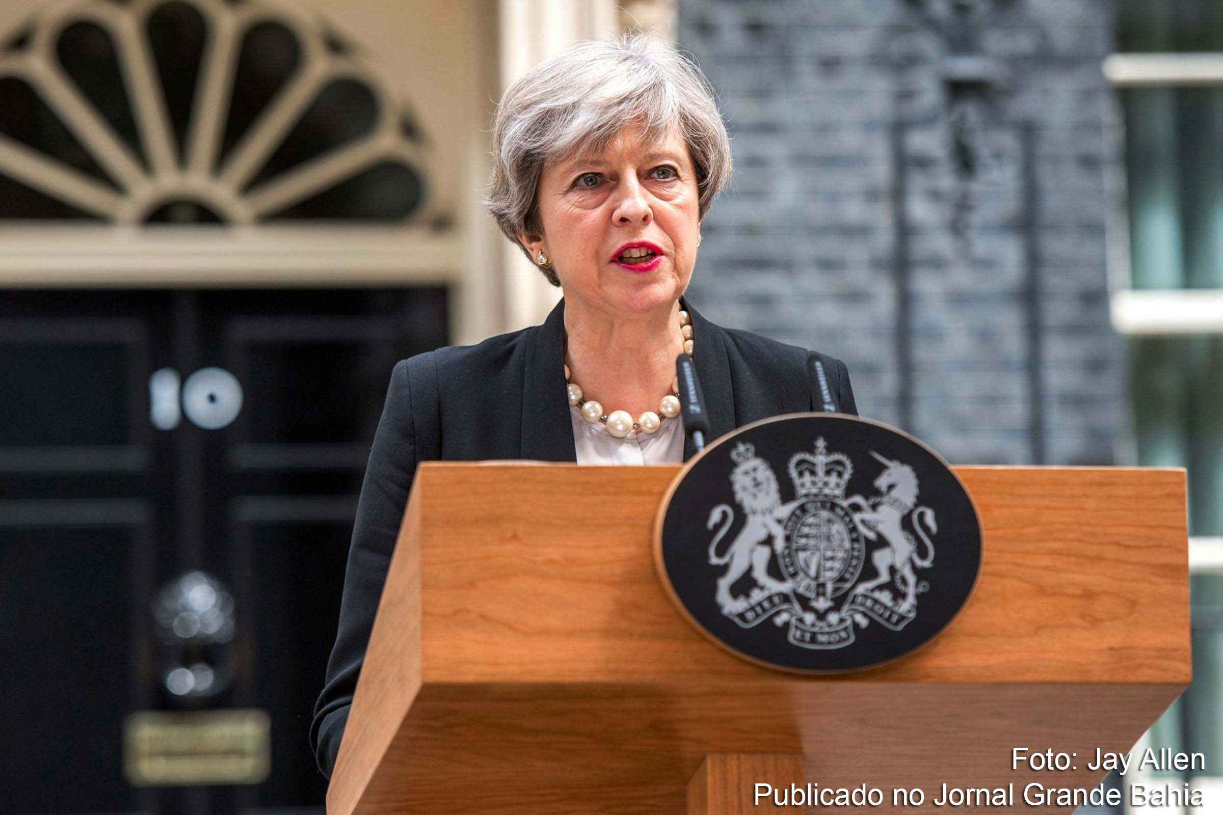A primeira-ministra Theresa May enfrenta crise em decorrência de resultado eleitoral.