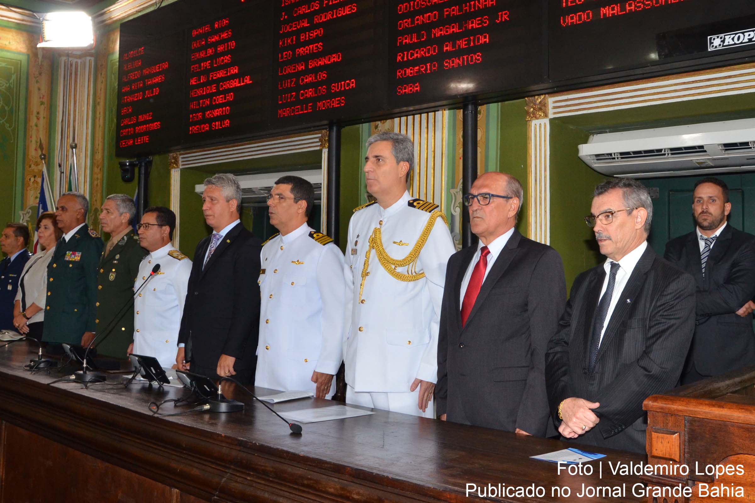 Câmara Municipal de Salvador concede medalha Thomé de Souza ao vice-almirante Almir Garnier; e aos capitães de Mar e Guerra Francisco das Neves e José Borges.
