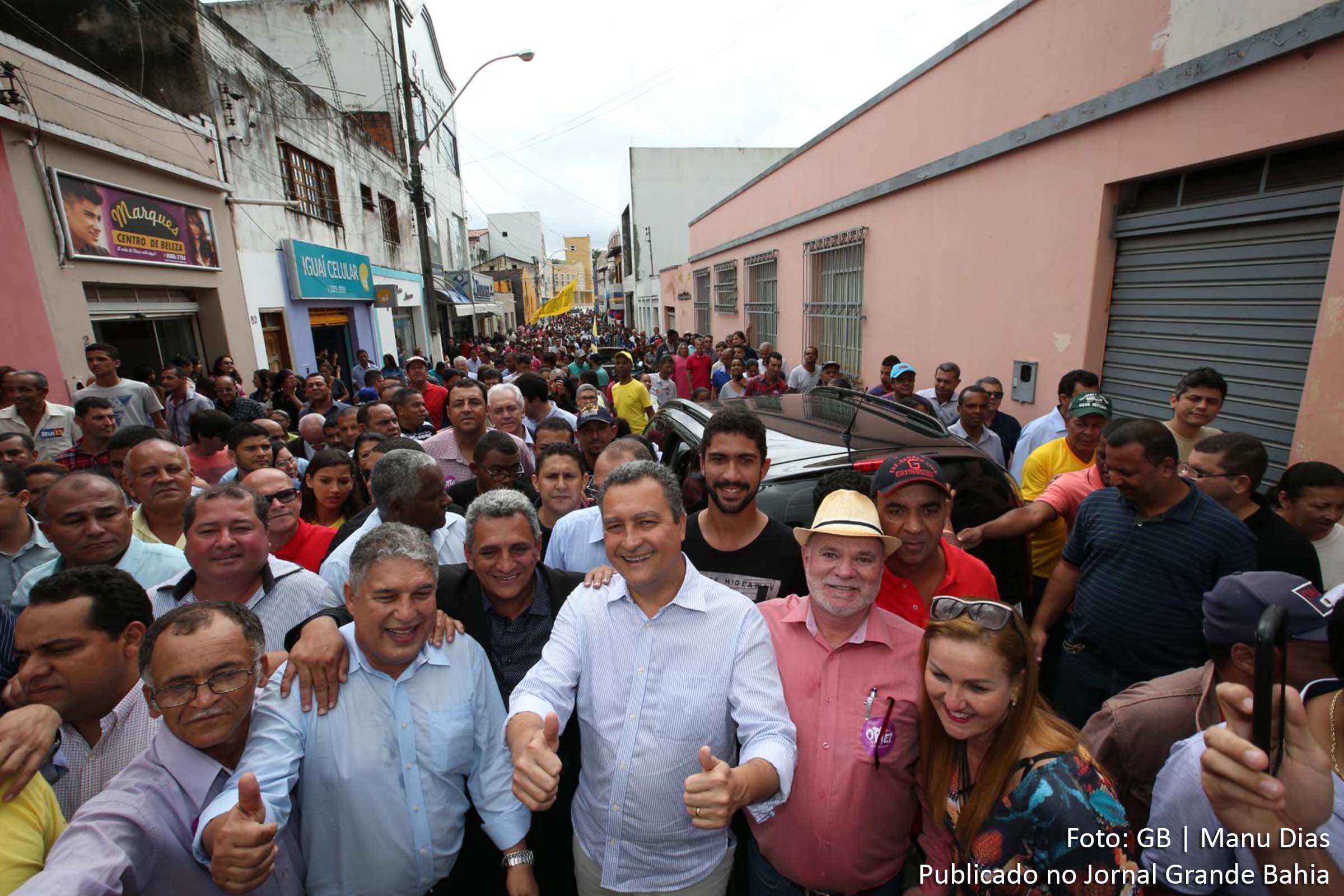 Governador Rui Costa participa de caminhada, ao lado do povo, pelas ruas de Iguaí. Recepção afetiva da comunidade confirma liderança popular do governante.