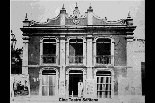 Fachada do Cine Teatro Santana, em Feira de Santana.