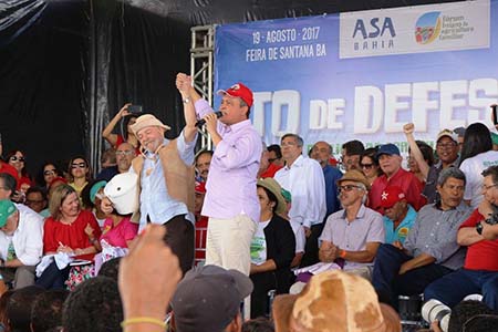 O deputado federal Fernando Torres (PSD) acompanhou o ex-presidente Luiz Inácio Lula da Silva, que esteve em Feira de Santana, sábado último, ao lado do governador Rui Costa. Na foto, logo atrás.