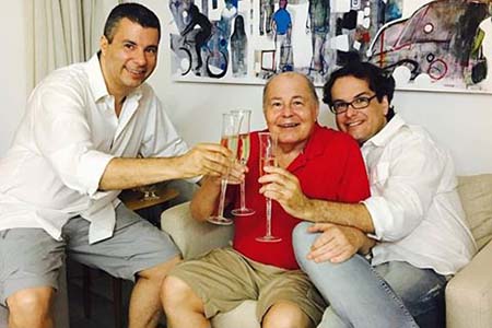 O empresário Jose Olympio Mascarenhas, que será festejado em data maior no “week end”, ladeado pelos filhos André Mascarenhas e Victor também Mascarenhas.