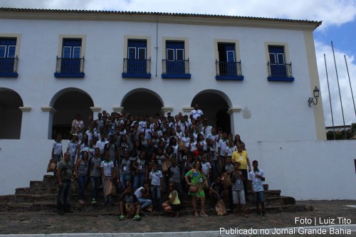 Estudantes da Escola Municipal Geraldo Dias de Souza participam de aula de campo na cidade de Cachoeira.