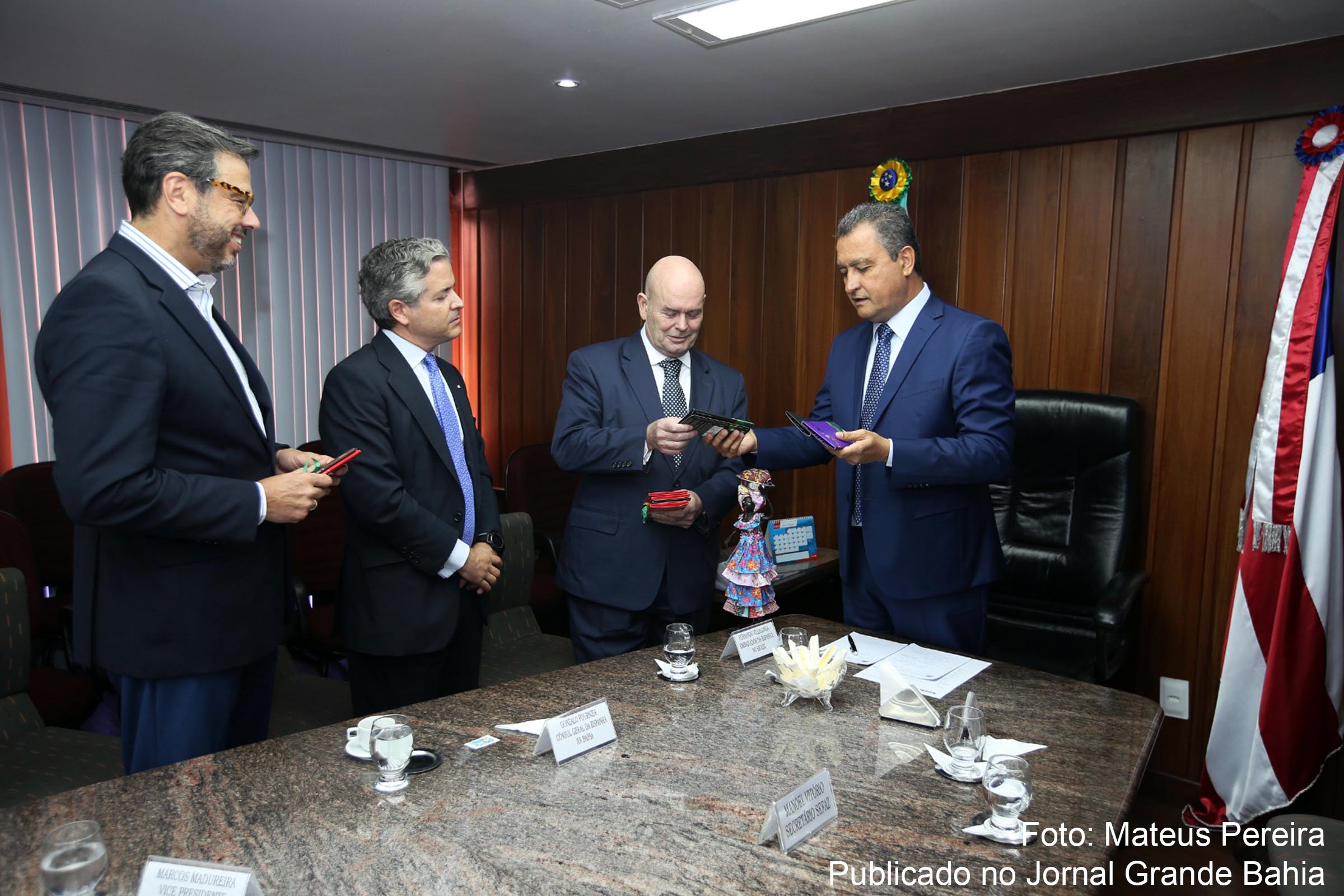 Embaixador da Espanha no Brasil, Fernando Villalong, é recebido pelo governador Rui Costa.
