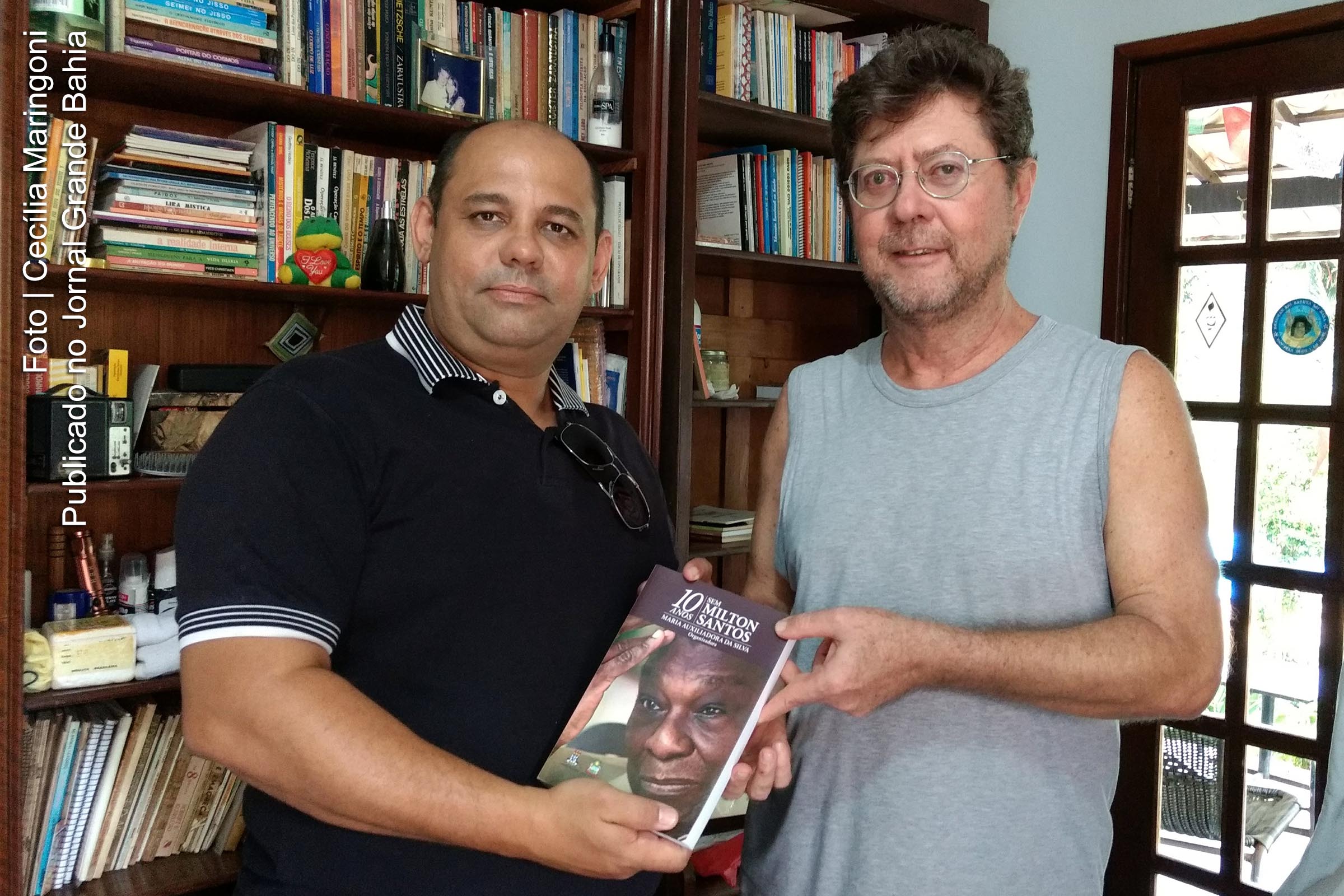 Cientista social Carlos Augusto e Dr. Juarez Duarte Bonfim durante encontro em que foi formalizada entrega da biblioteca de Ciência Política.