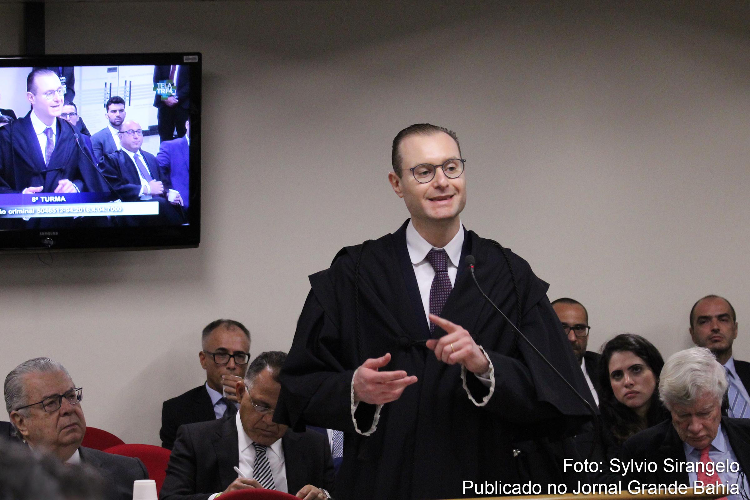 Advogado Cristiano Zanin Martins fala no julgamento de recursos da Lava Jato na 8ª Turma do TRF4.