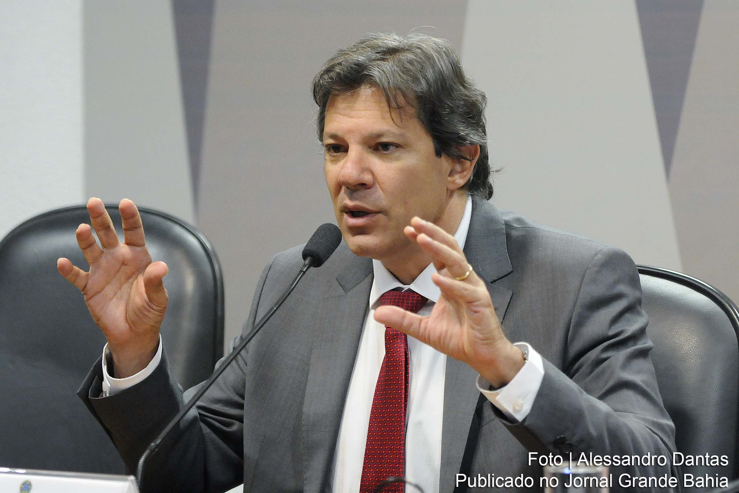 Fernando Haddad, ex-prefeito de São Paulo, é indiciado por falsidade ideológica.
