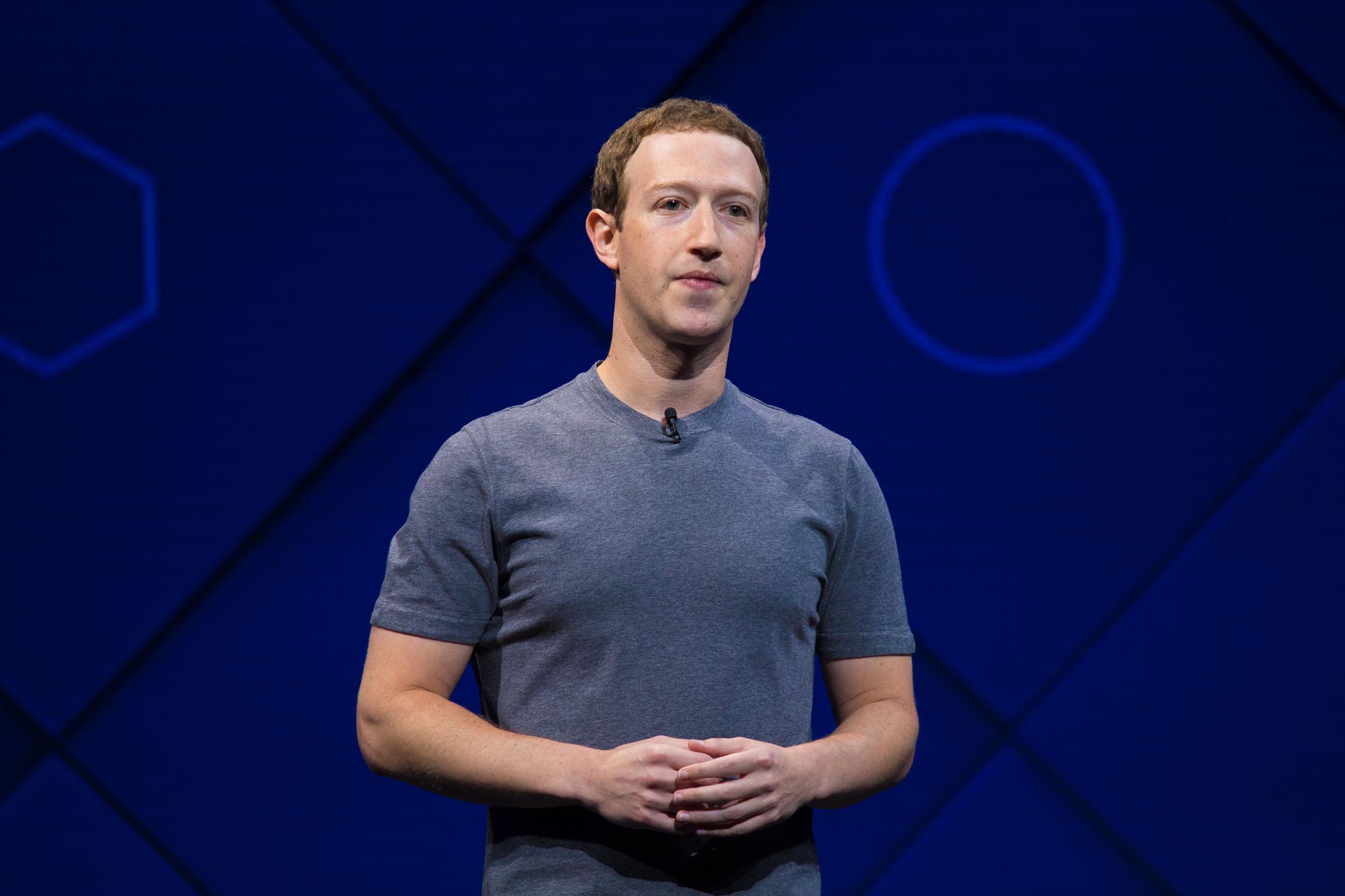 Mark Elliot Zuckerberg é um programador e empresário norte-americano, que ficou conhecido internacionalmente por ser um dos fundadores do Facebook, a rede social mais acessada do mundo.
