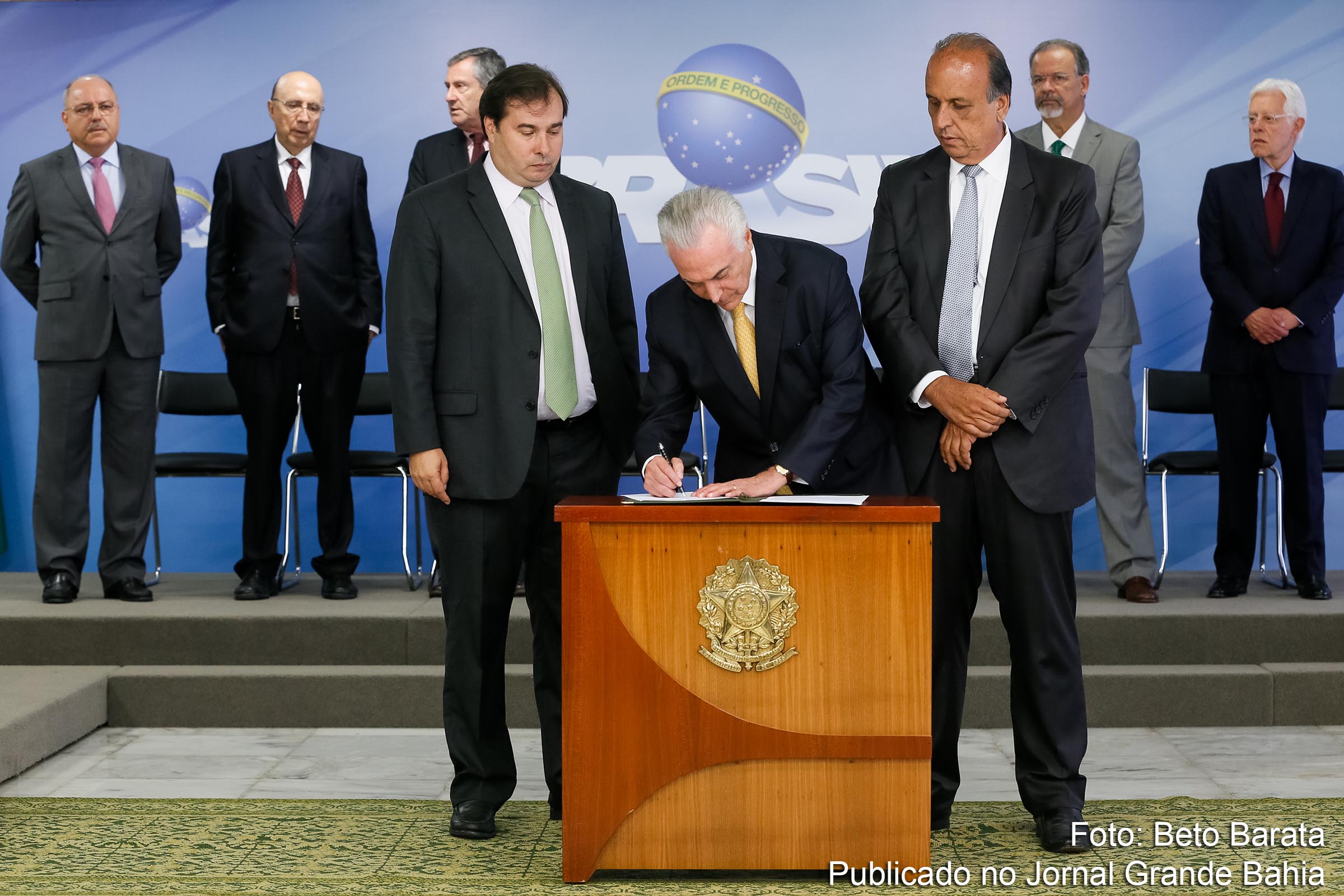 Presidente Michel Temer assina o decreto de intervenção federal no estado do Rio de Janeiro, ao lado do presidente da Câmara, Rodrigo Maia, e do governador do estado, Luiz Fernando Pezão.