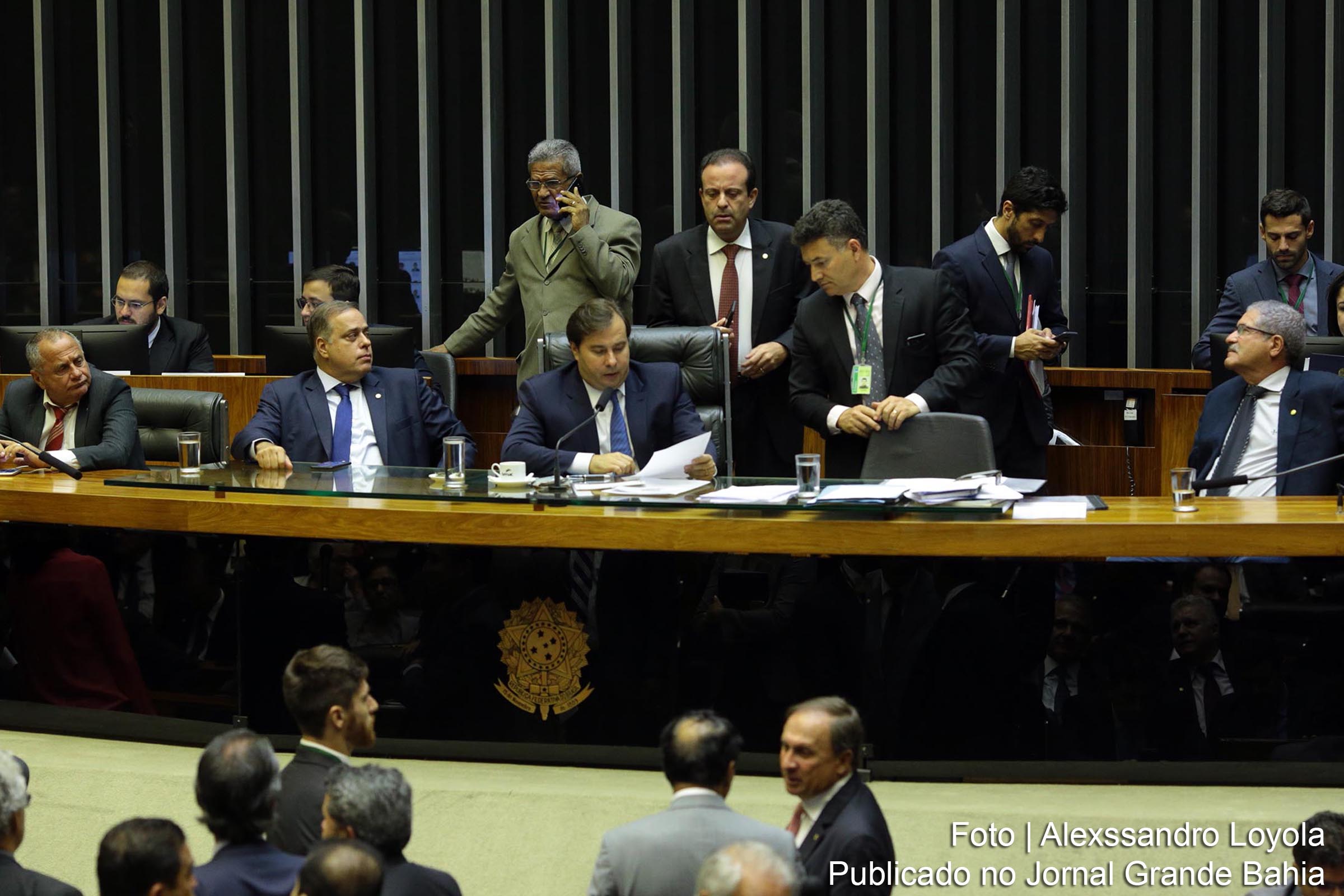 Deputado Rodrigo Maia afasta Paulo Maluf do mandato e convoca suplente.