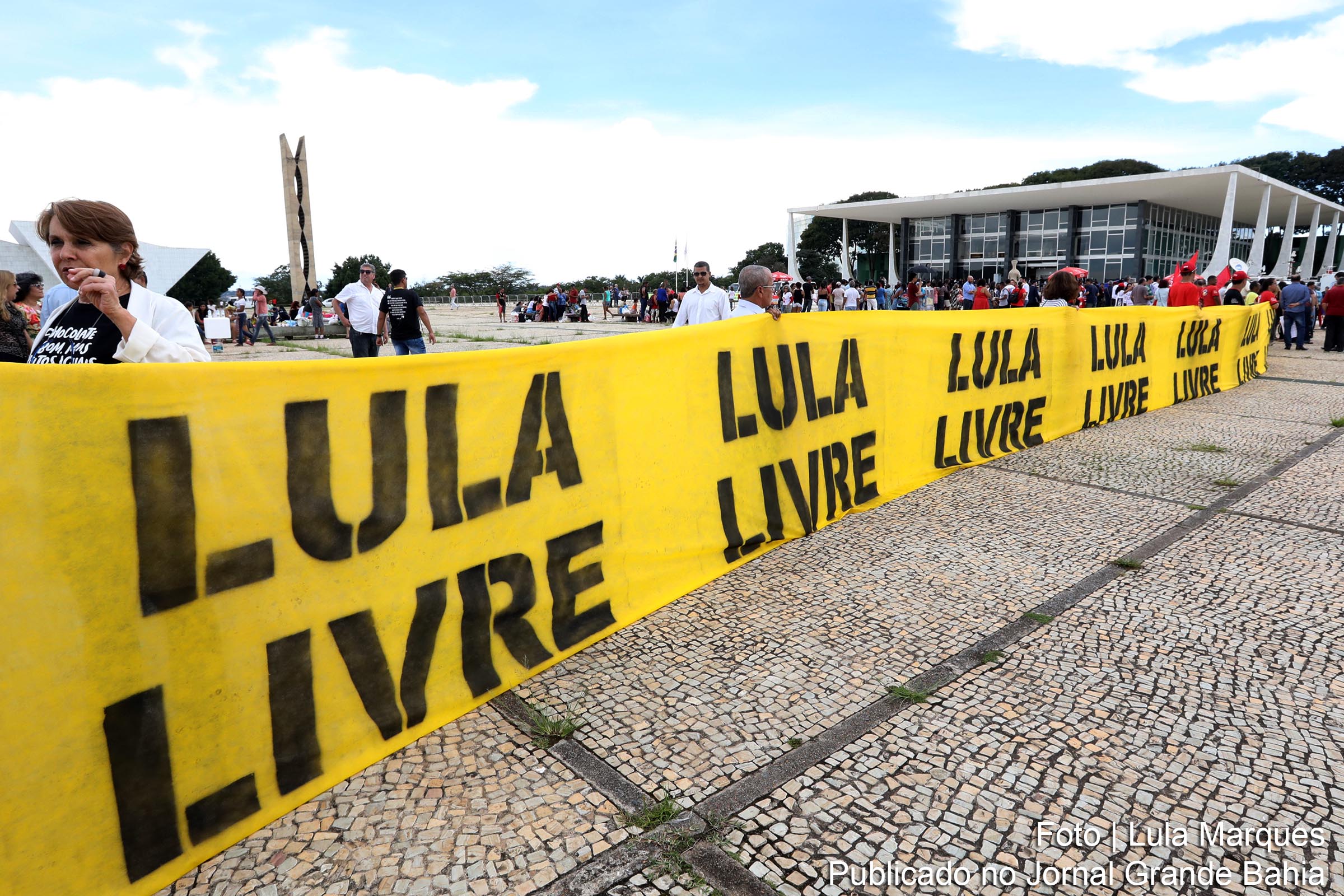 Manifestantes protestam em defesa do ex-presidente Lula, durante julgamento do habeas corpus preventivo pelo STF.