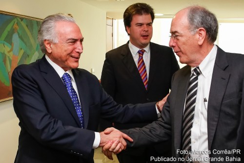 Presidente Michel Temer e Pedro Parente, Presidente da Petrobras. Governo liquida patrimônio nacional e transfere riqueza para o capital estrangeiro. 