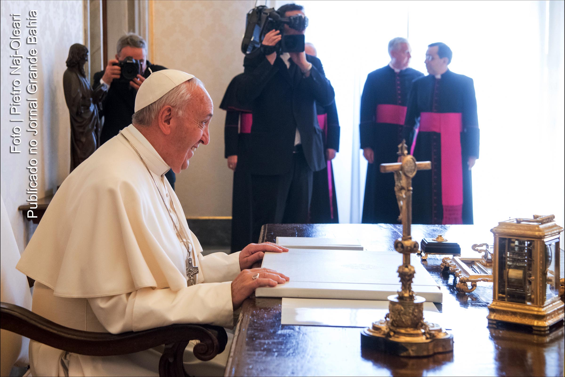 Papa Francisco apresenta mensagem que defende descentralização da Igreja e o caráter missionário.