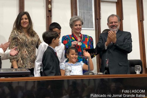 Martha Vasconcellos, ao lado do deputado Marcelo Nilo, durante solenidade de outorga da Comenda 2 de Julho. 