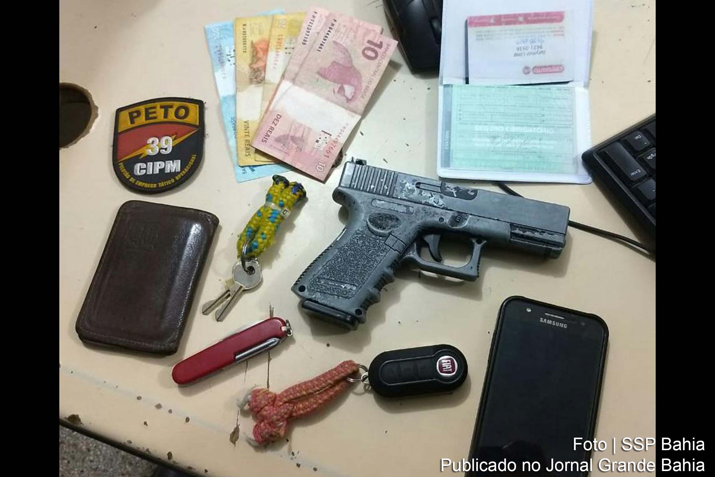 Policiais apreendem arma falsa, canivete, celulares e quantia em dinheiro.