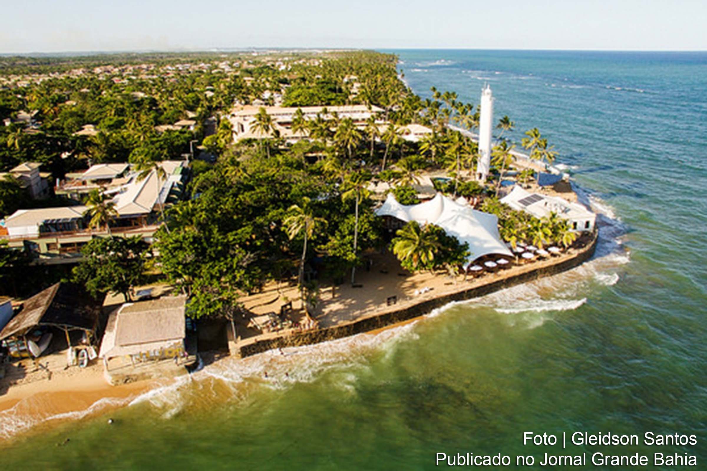 Vista aérea do Distrito de Praia do Forte, no município de Mata de São João.