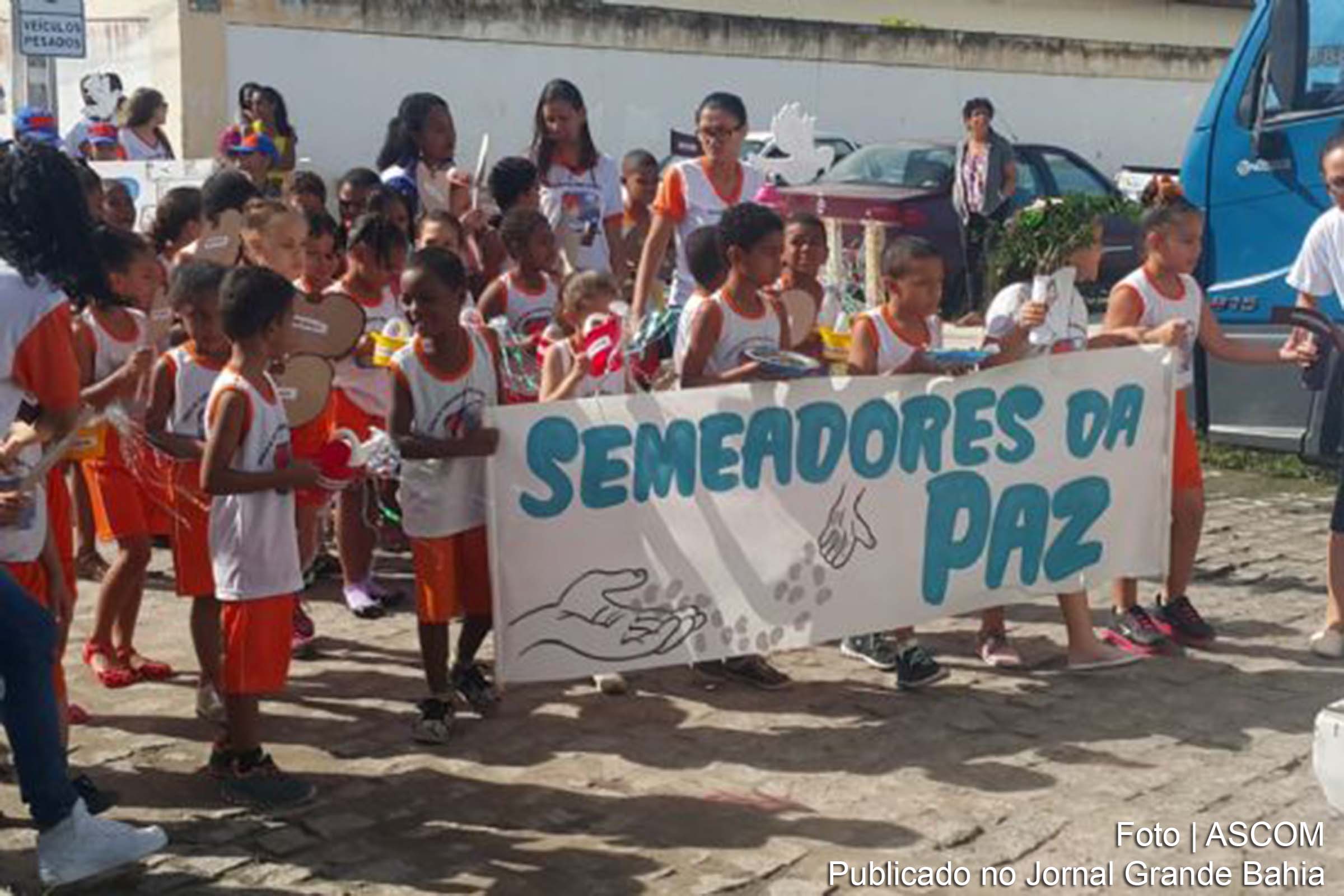 Professores de escolas da rede municipal promovem caminhada da paz com objetivo de diminuir a violência nas escolas.