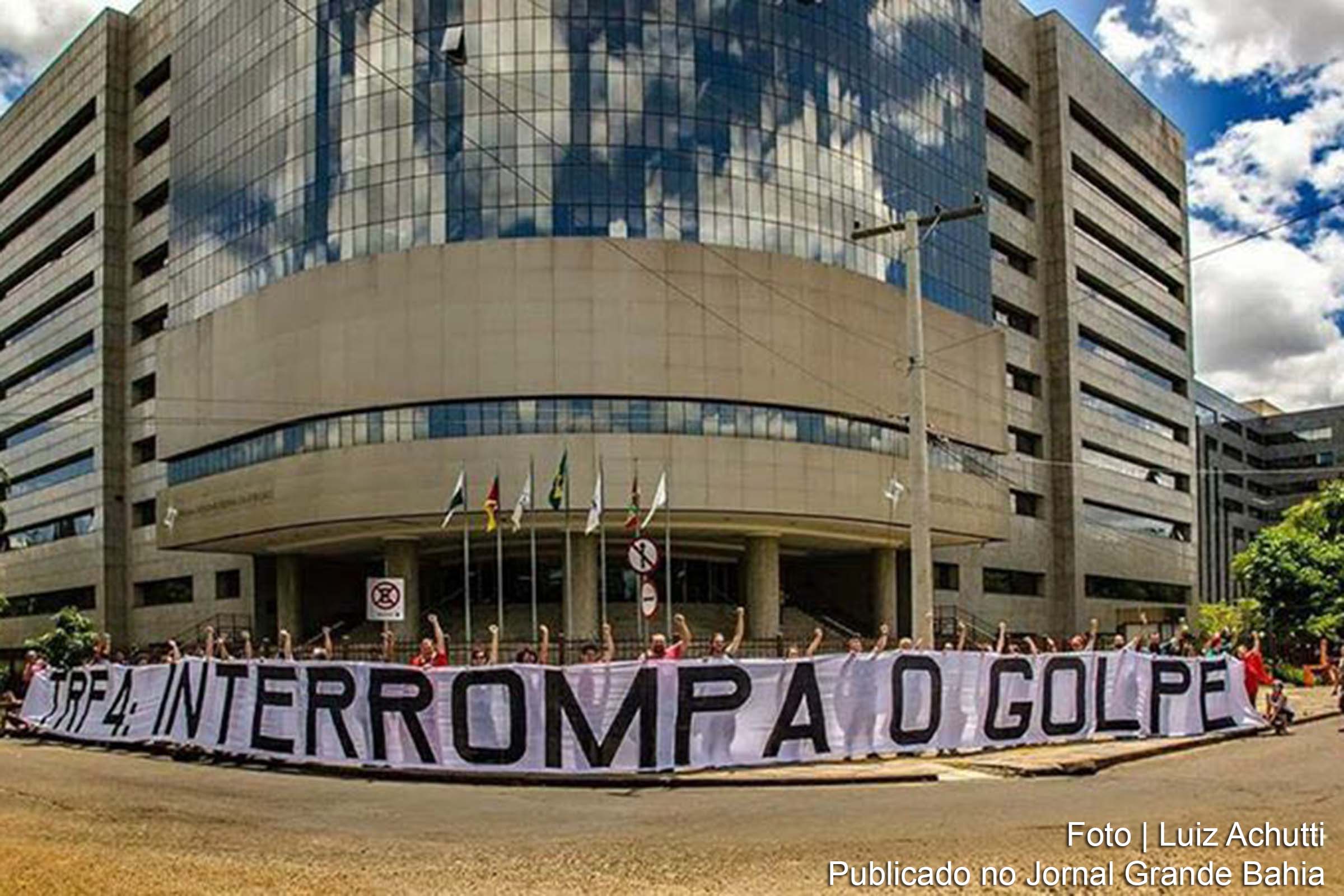 Protesto em frente ao TRF4, Porto Alegre, Rio Grande do Sul (RS). A desembargadora Maria de Fátima Labarrère impediu apresentação de recurso extraordinário ao STF contra condenação no Caso Triplex.