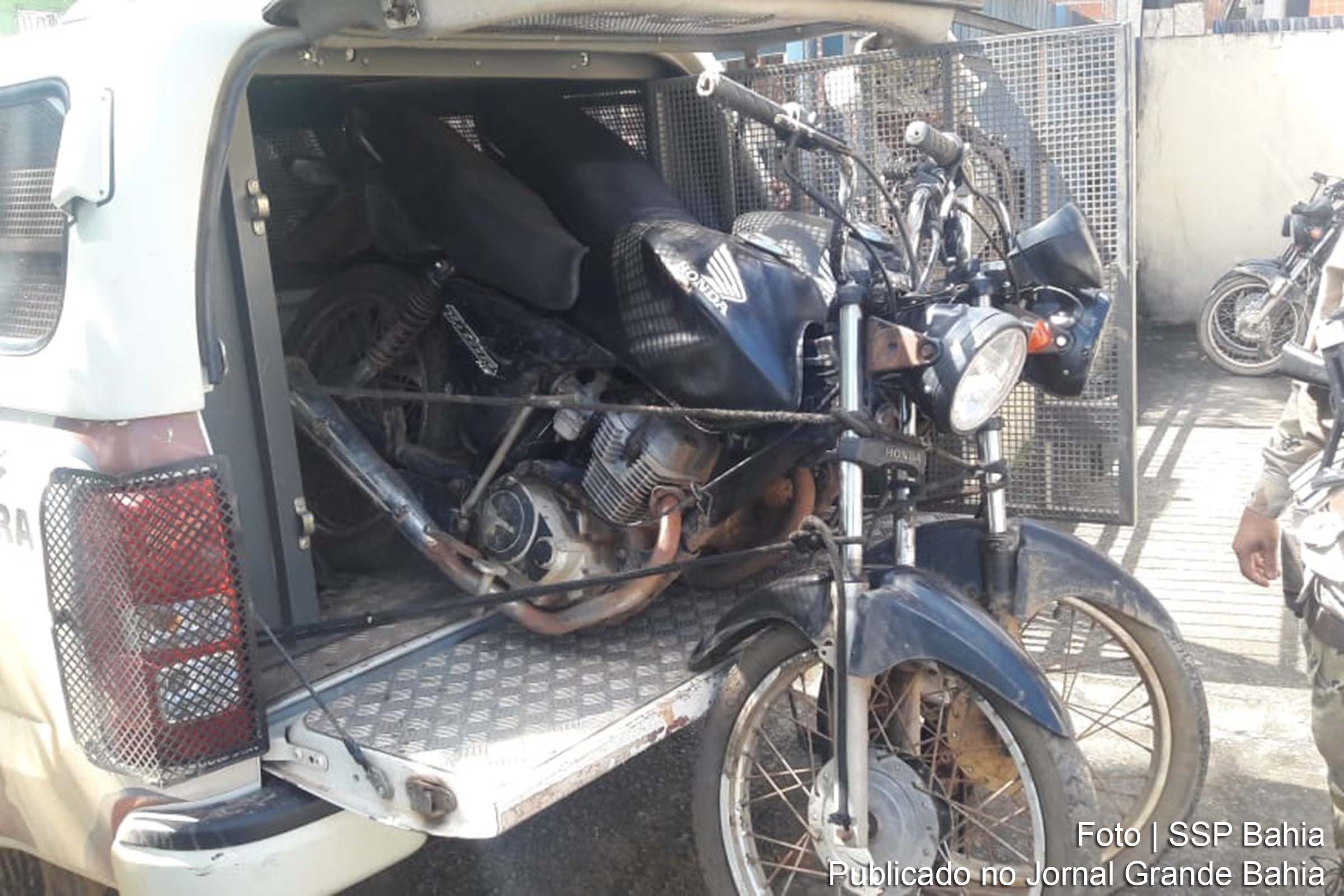 Militares recuperam duas motocicletas com chassis adulterados e sem placas.