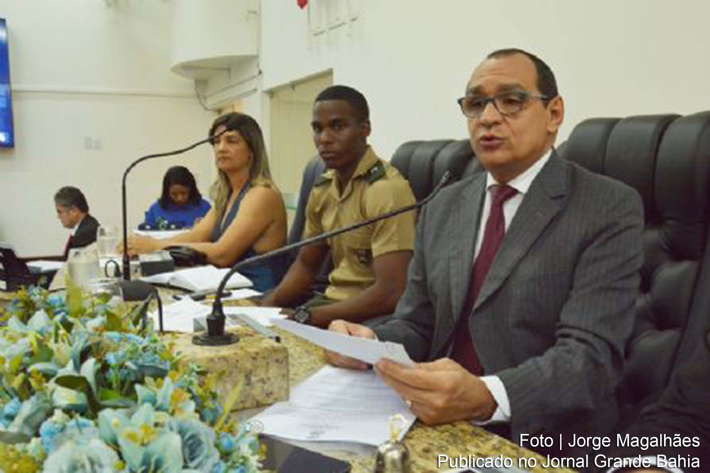 O vereador Roberto Tourinho presidiu a sessão especial na Câmara Municipal.