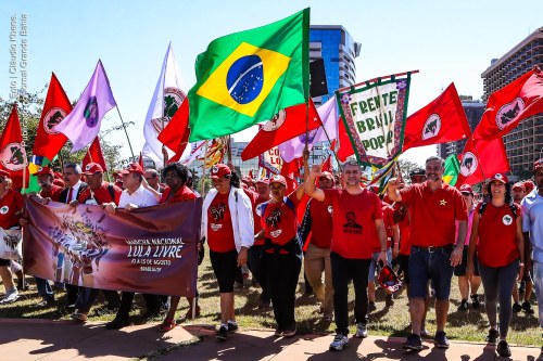 Sociedade civil protesta em defesa do ex-presidente Lula e contra atos persecutórios de agentes políticos do Estado contra o líder trabalhista. 