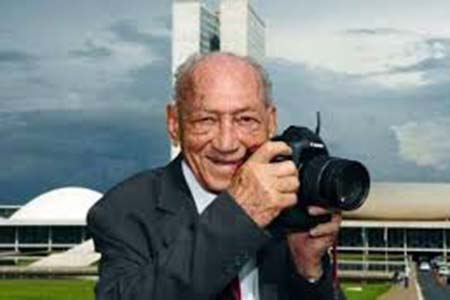 Aos 96 anos, o baiano Gervásio Baptista uma das maiores expressões da fotografia jornalística do país, será condecorado em Brasília, com a Medalha do Mérito Jornalístico da Associação Brasileira de Imprensa.