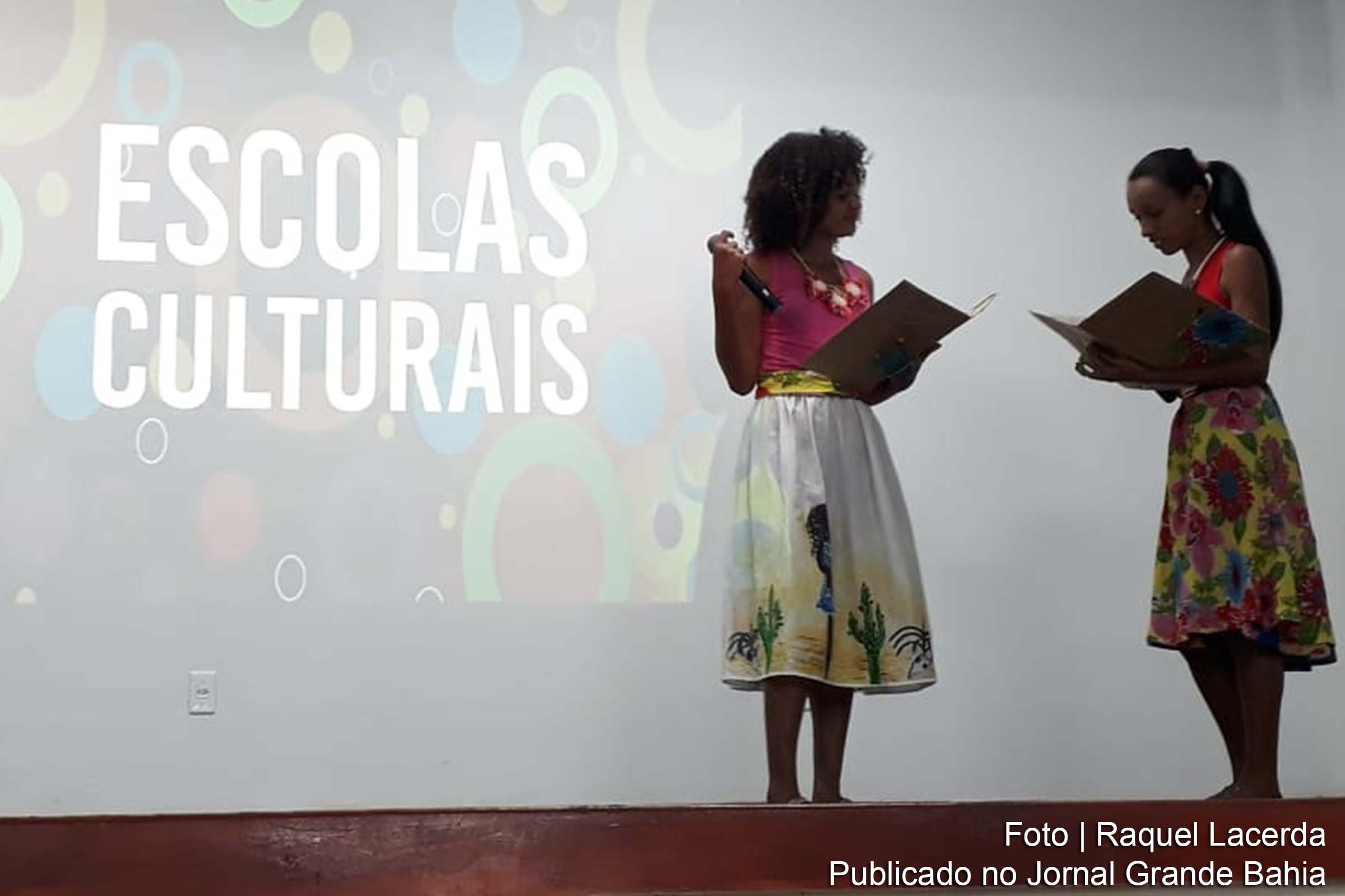 Estudantes do Colégio Estadual Professor Magalhães Neto realizam apresentações artísticas durante o lançamento do Projeto Escolas Culturais.