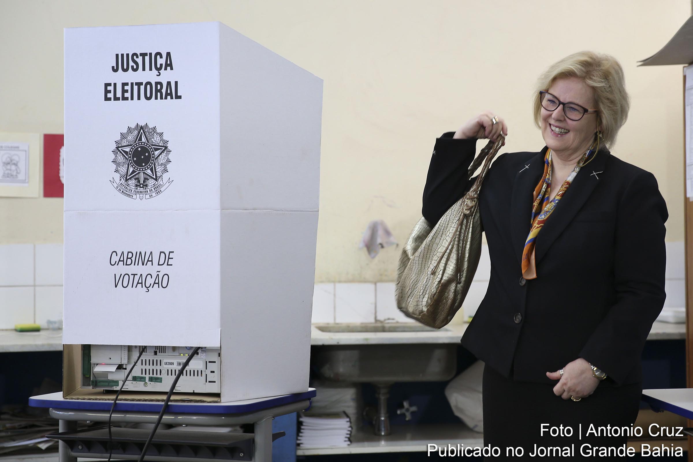 A presidente do Tribunal Superior Eleitoral (TSE), ministra Rosa Weber, vota na sessão eleitoral instalada na Escola Parque, região central de Brasília. Resultado da eleição definirá tipo de desenvolvimento do país.