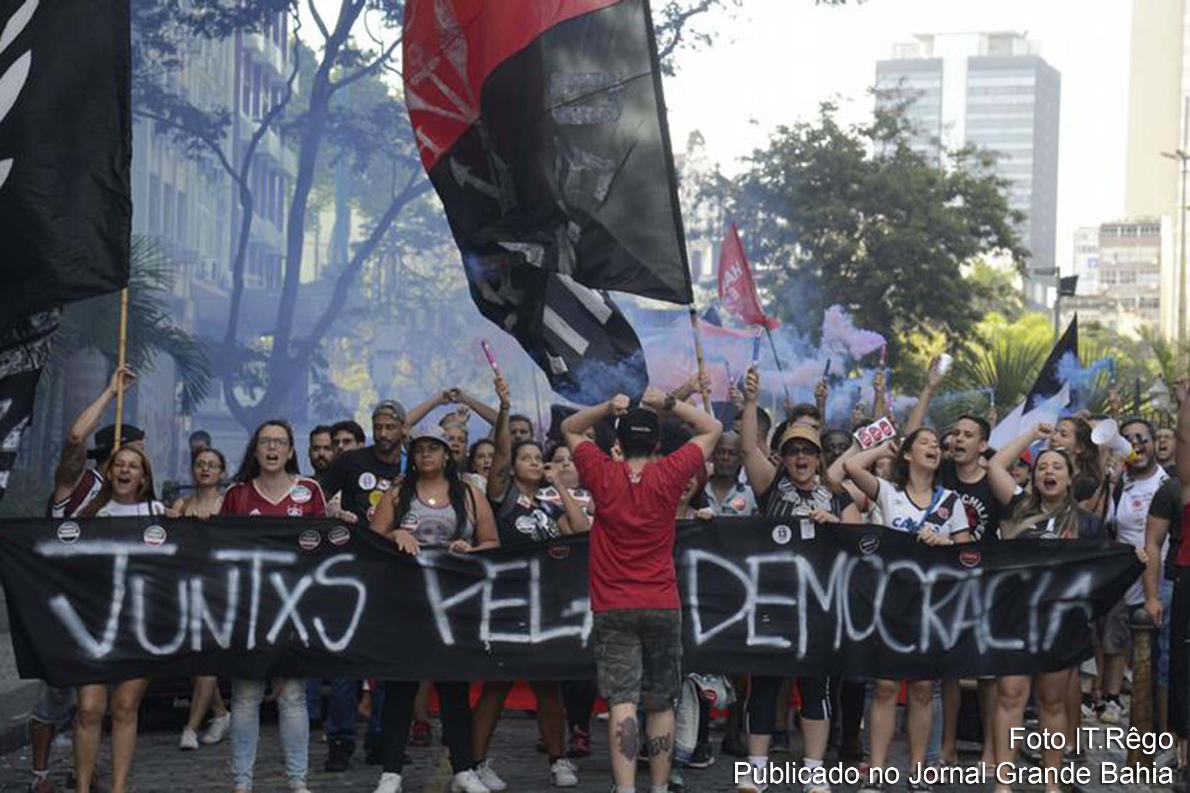 Milhares de pessoas protestaram no centro do Rio de Janeiro contra escalada fascista do candidato à presidente da República Jair Bolsonaro (PSL/RJ).