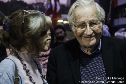 Valeria e Noam Chomsky.