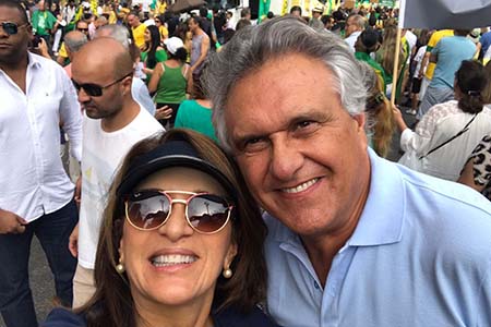 O senador Ronaldo Caiado (DEM) foi eleito governador de Goiás no domingo no 1º turno das eleições 2018. É casado com a feirense Gracinha Carvalho.