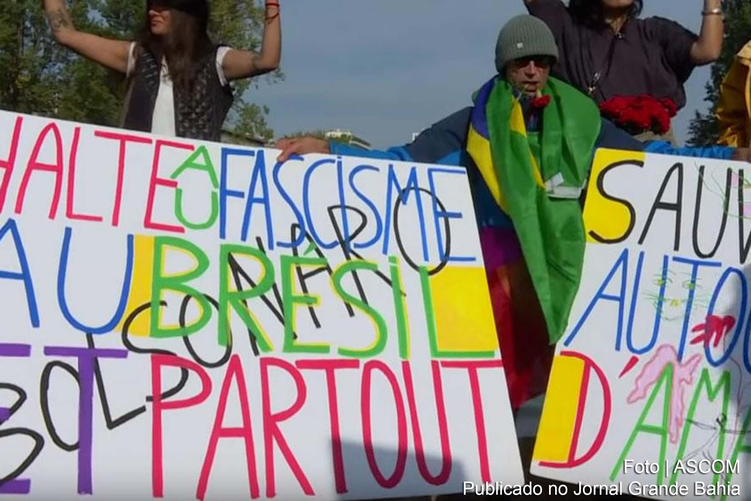 Brasileiros e franceses manifestam em Paris contra o fascismo no Brasil.