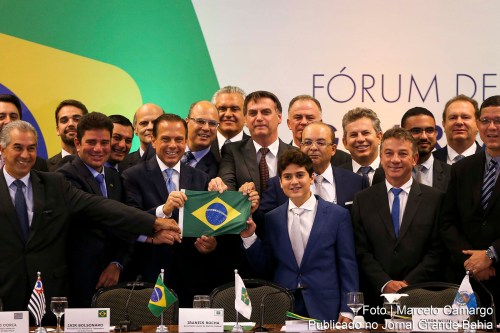 O presidente eleito Jair Bolsonaro posa com governadores eleitos e reeleitos.