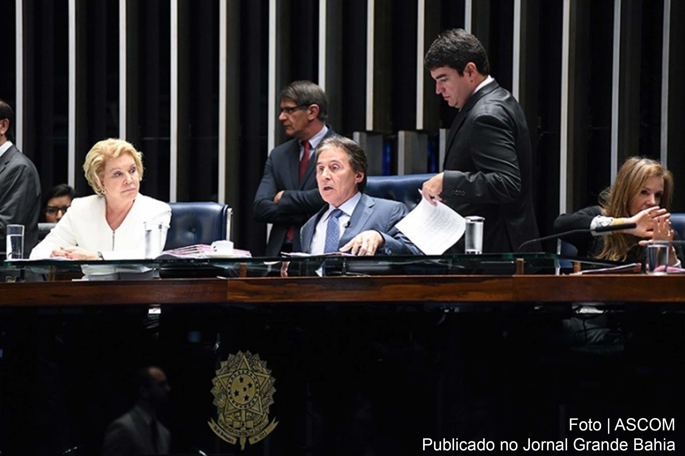 Eunício Oliveira preside sessão do Senado Federal. Com apoio de usurpadores da República, Governo Temer segue liquidando patrimônio nacional.