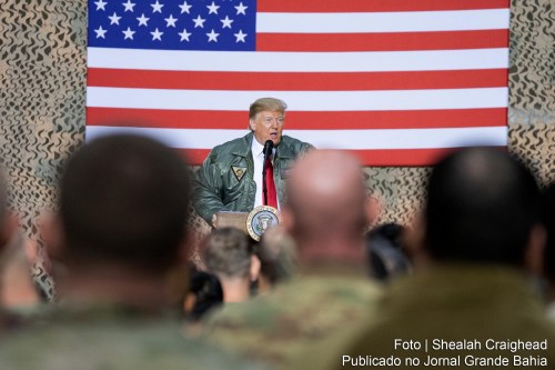 O presidente dos EUA, Donald Trump, em visita às tropas americanas no Iraque, já durante o 'shutdown' em seu país.