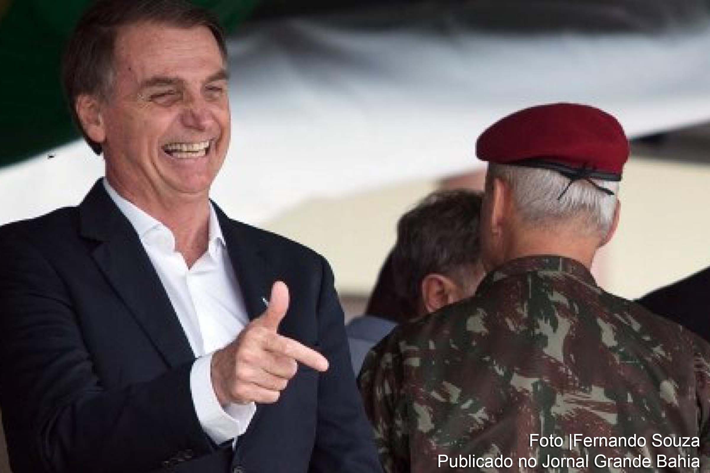 Presidente Jair Bolsonaro adota medidas para aumentar armamento em posse da população civil.