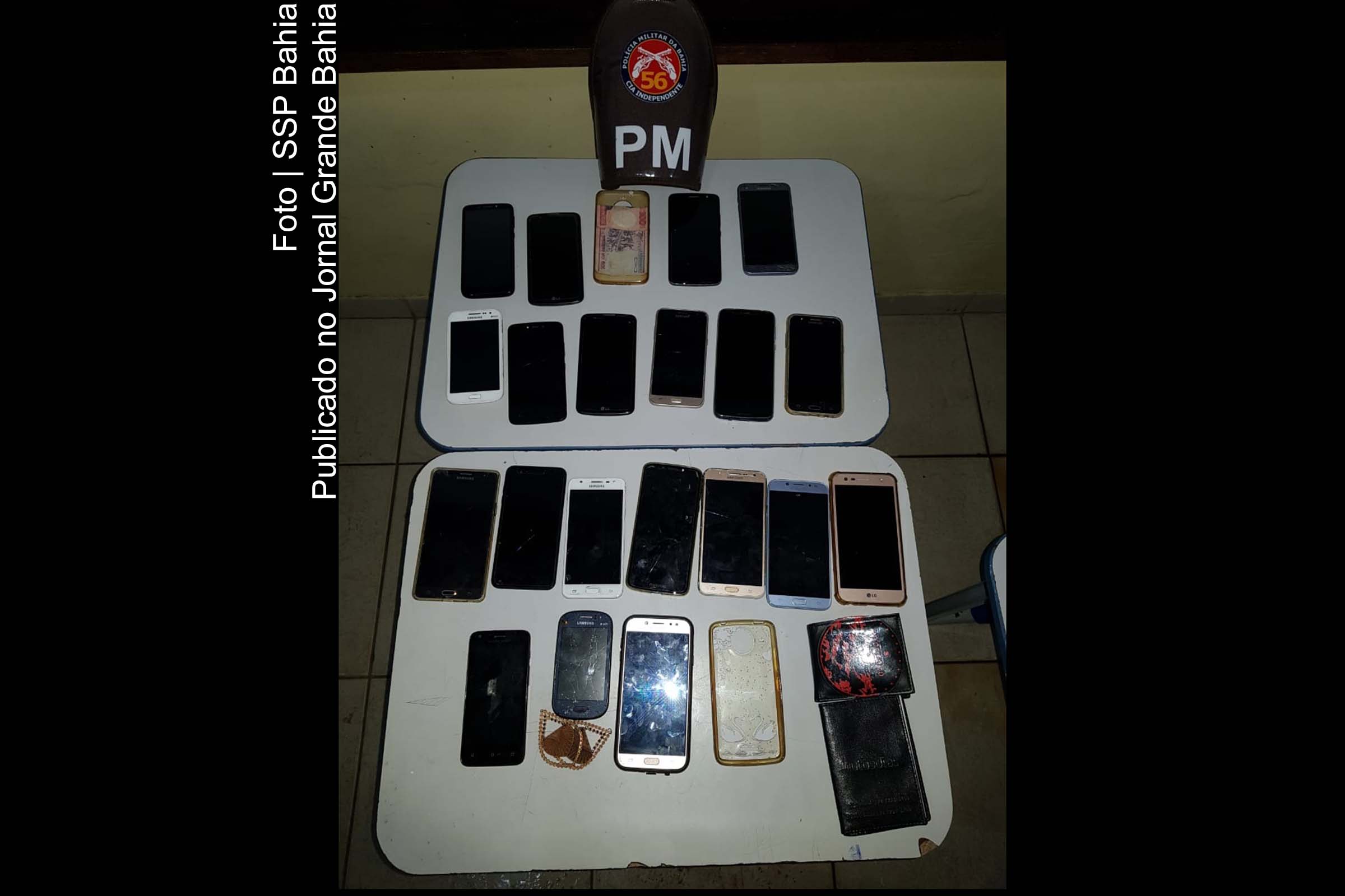 25 aparelhos celulares e documentos de identidade foram apreendidos pela Polícia Militar da Bahia.