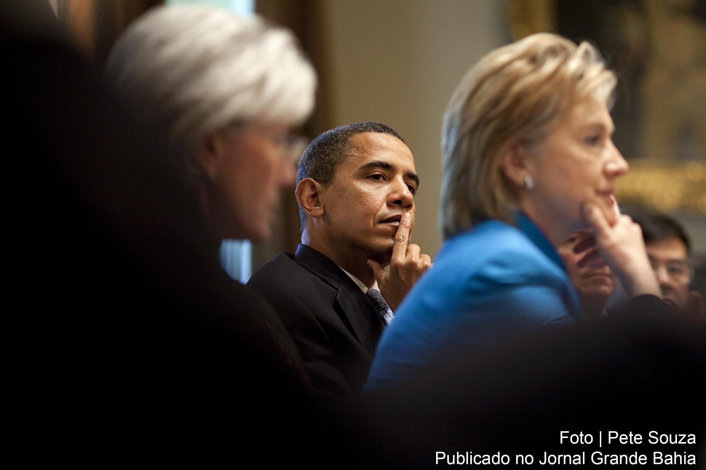 Presidente Barack Obama observa Hillary Clinton, secretaria de Estado dos EUA.