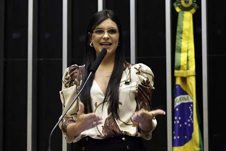 A deputada federal Dayane Pimentel (PSL) anunciando a indicação de uma emenda junto ao Ministério da Saúde, destinando R$ 1 milhão para Feira de Santana.