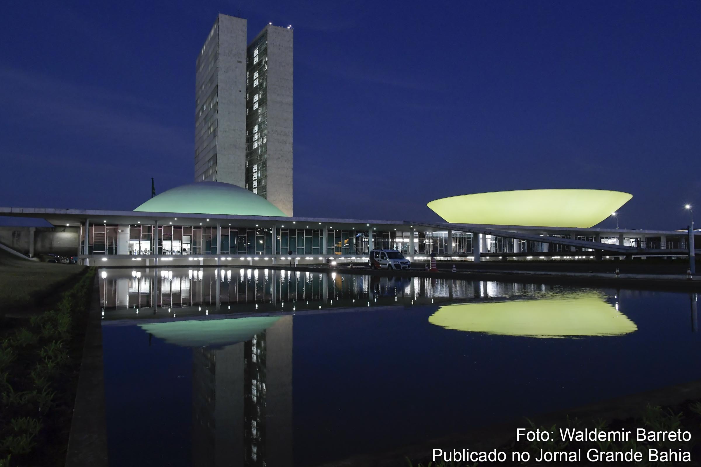Vista noturna da fachada do Congresso Nacional.