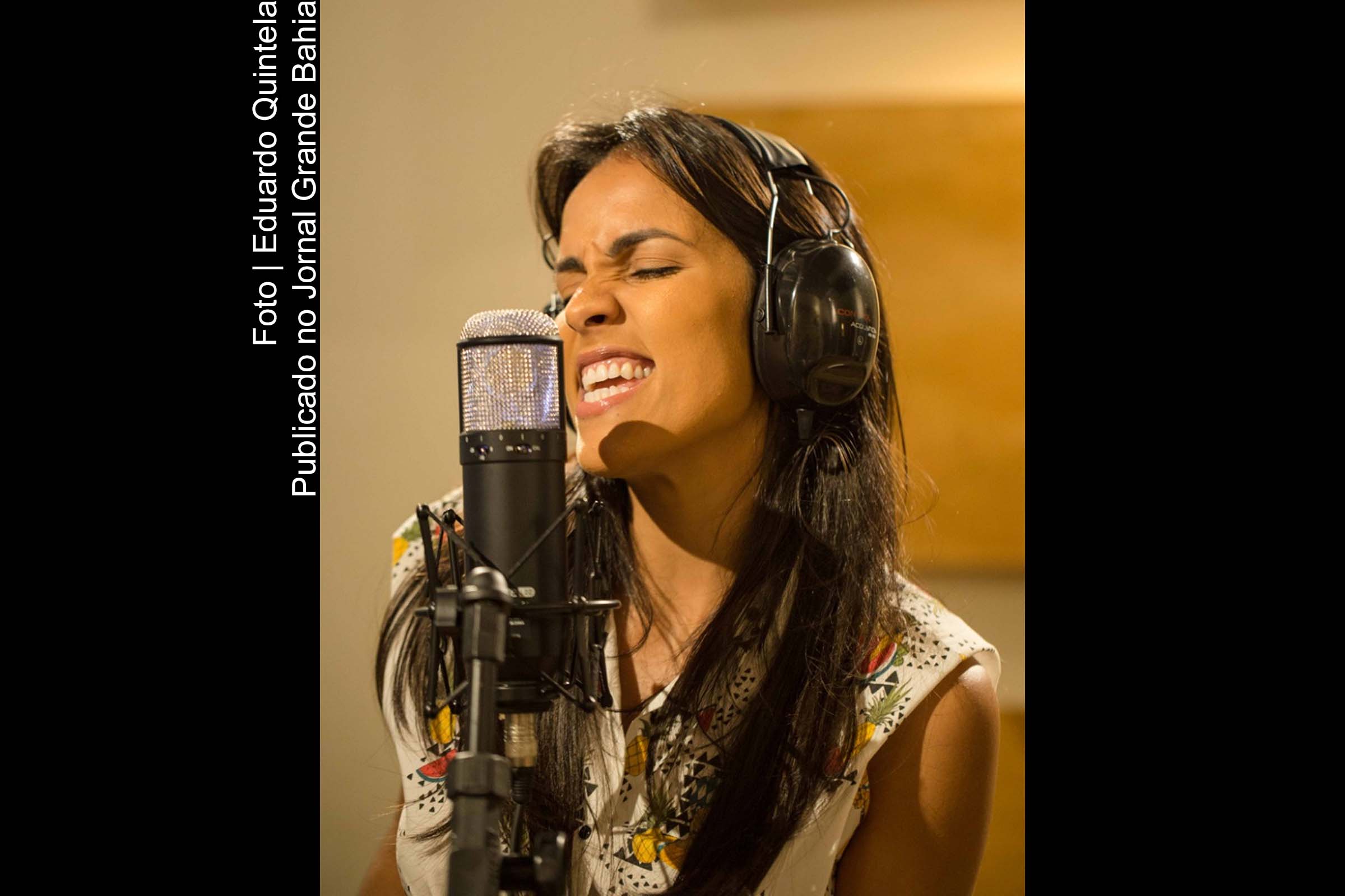 Cantora Ju Moraes a música ‘Vai’, segunda faixa do seu novo álbum autoral.