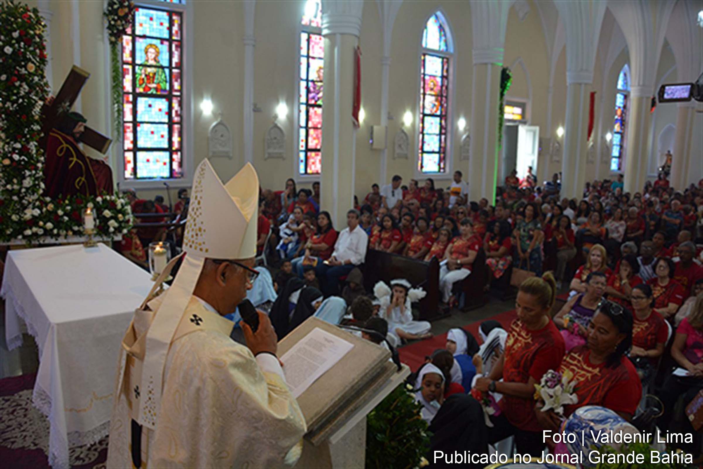 Arcebispo metropolitano, dom Zanoni Demetino Castro celebrou a missa festiva.