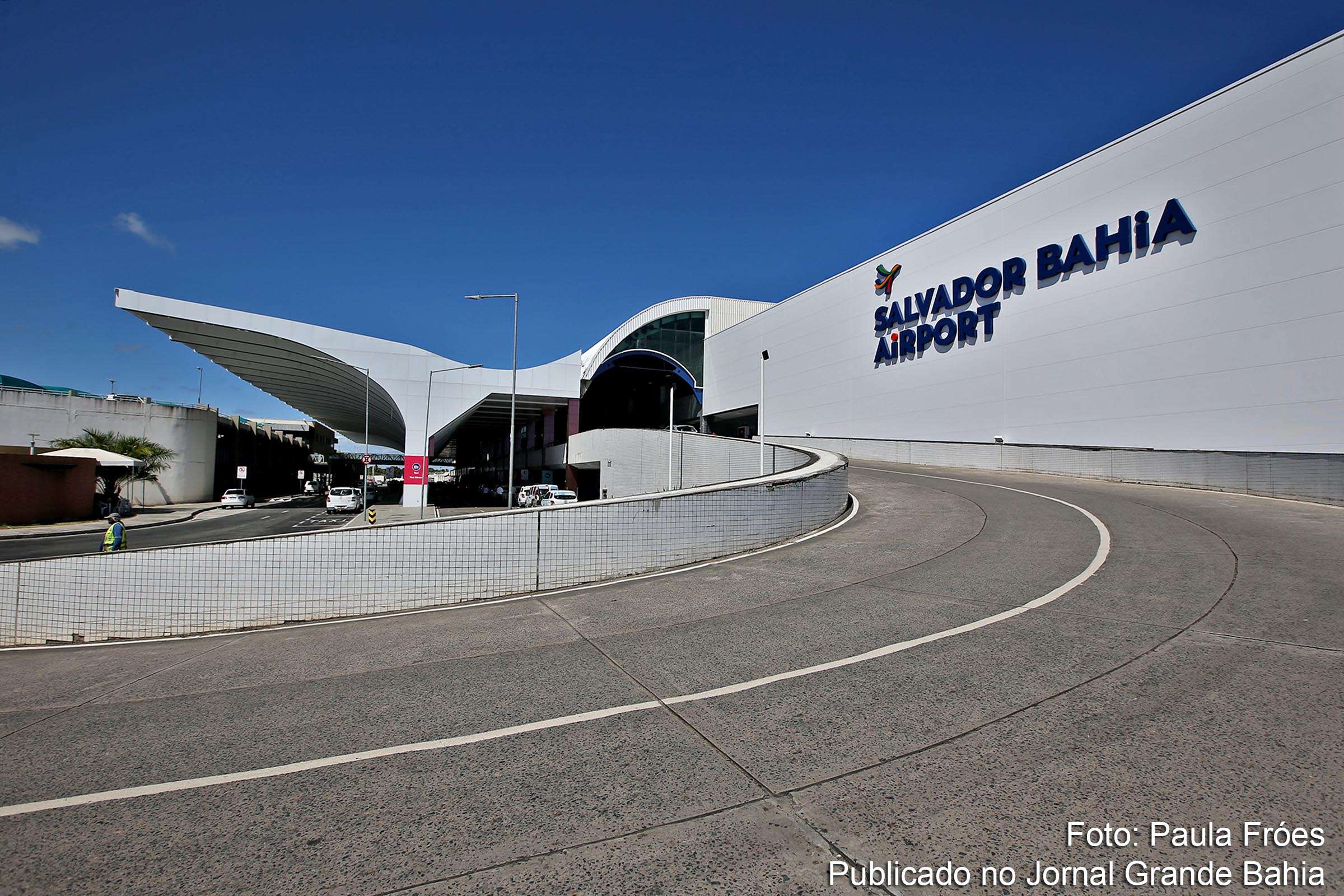 Vista do acesso de embarque do Aeroporto Internacional de Salvador.