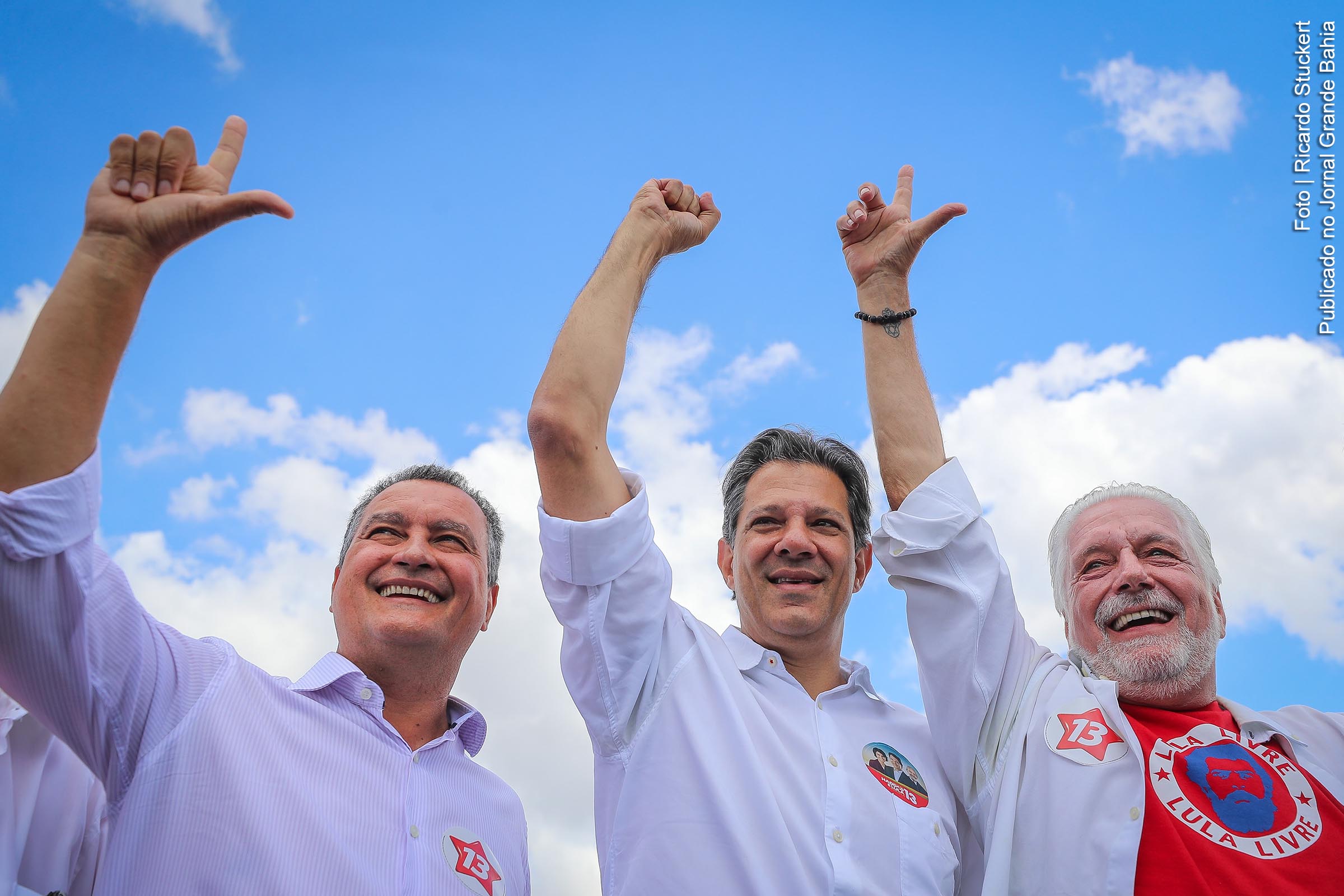Rui Costa, Fernando Haddad e Jaques Wagner durante ato da campanha eleitoral de 2018.