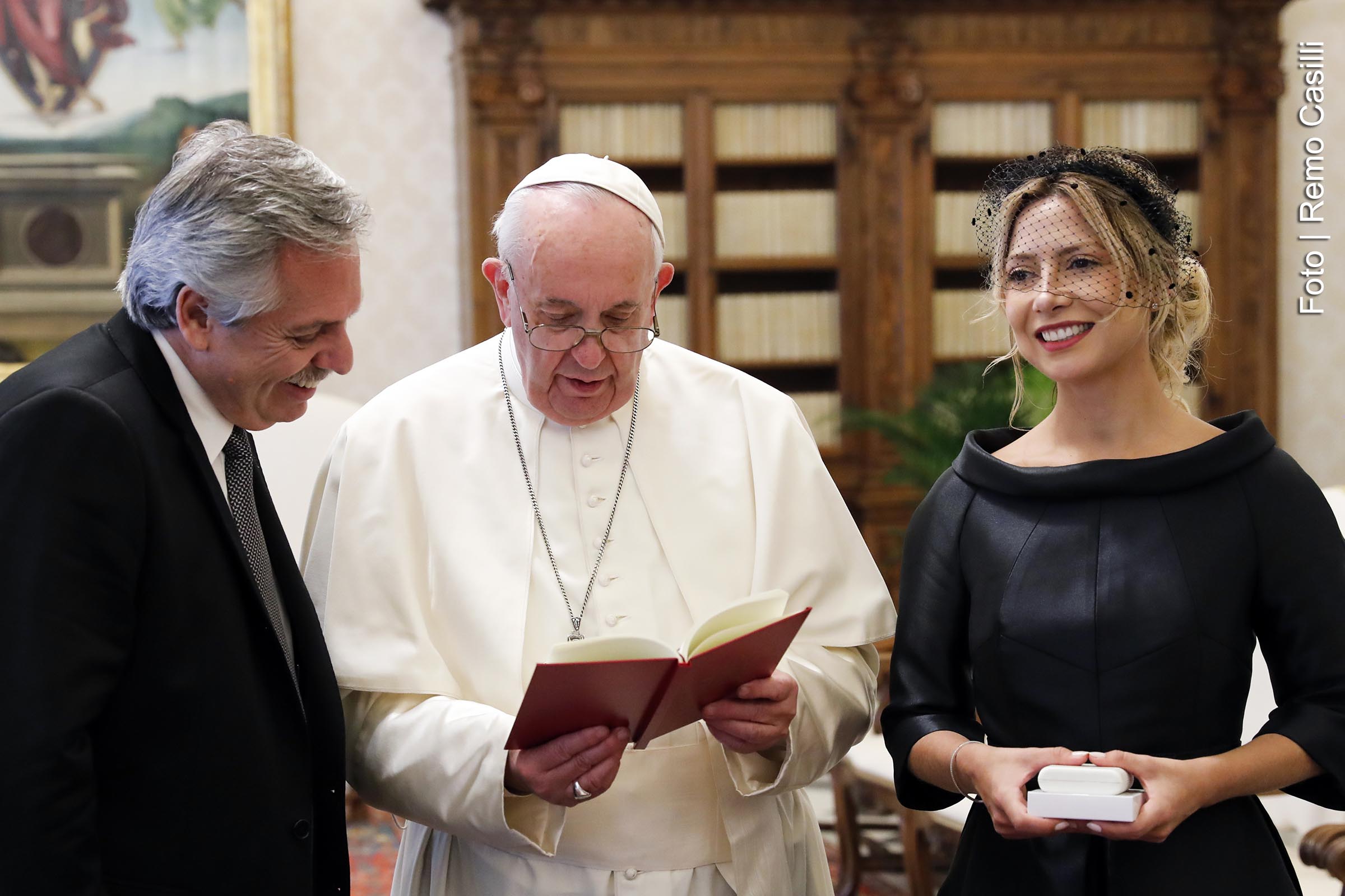 O Papa Francisco lê seu livro Christus Vivit por ocasião de sua audiência privada com o presidente argentino Alberto Fernandez, à esquerda, e sua esposa do presidente Fabiola Yanez, no Vaticano, sexta-feira, 31 de janeiro de 2020.