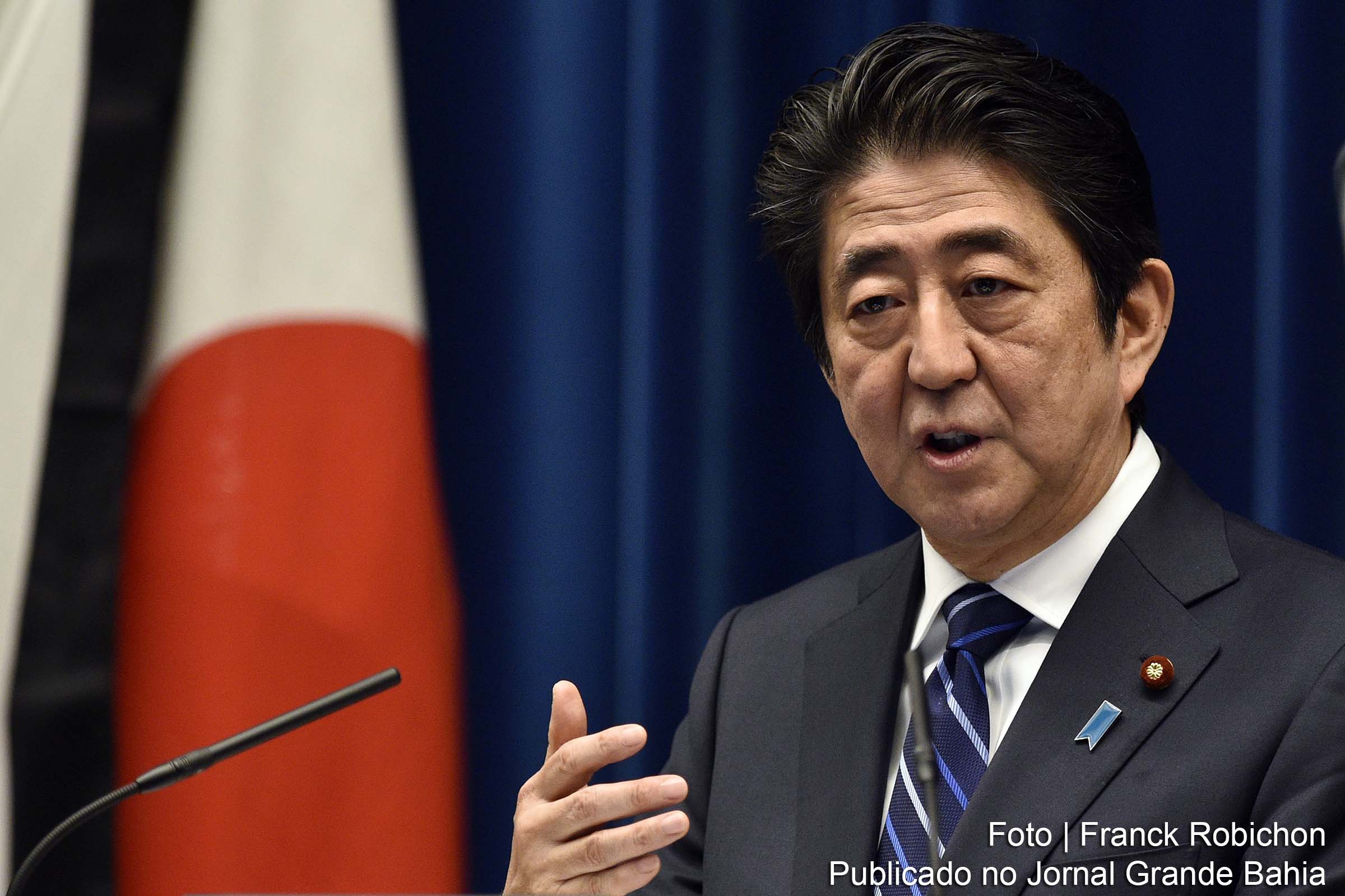 Shinzo Abe prometeu um enorme estímulo para combater o coronavírus, que envolverá pelo menos US$ 137 bilhões em gastos.