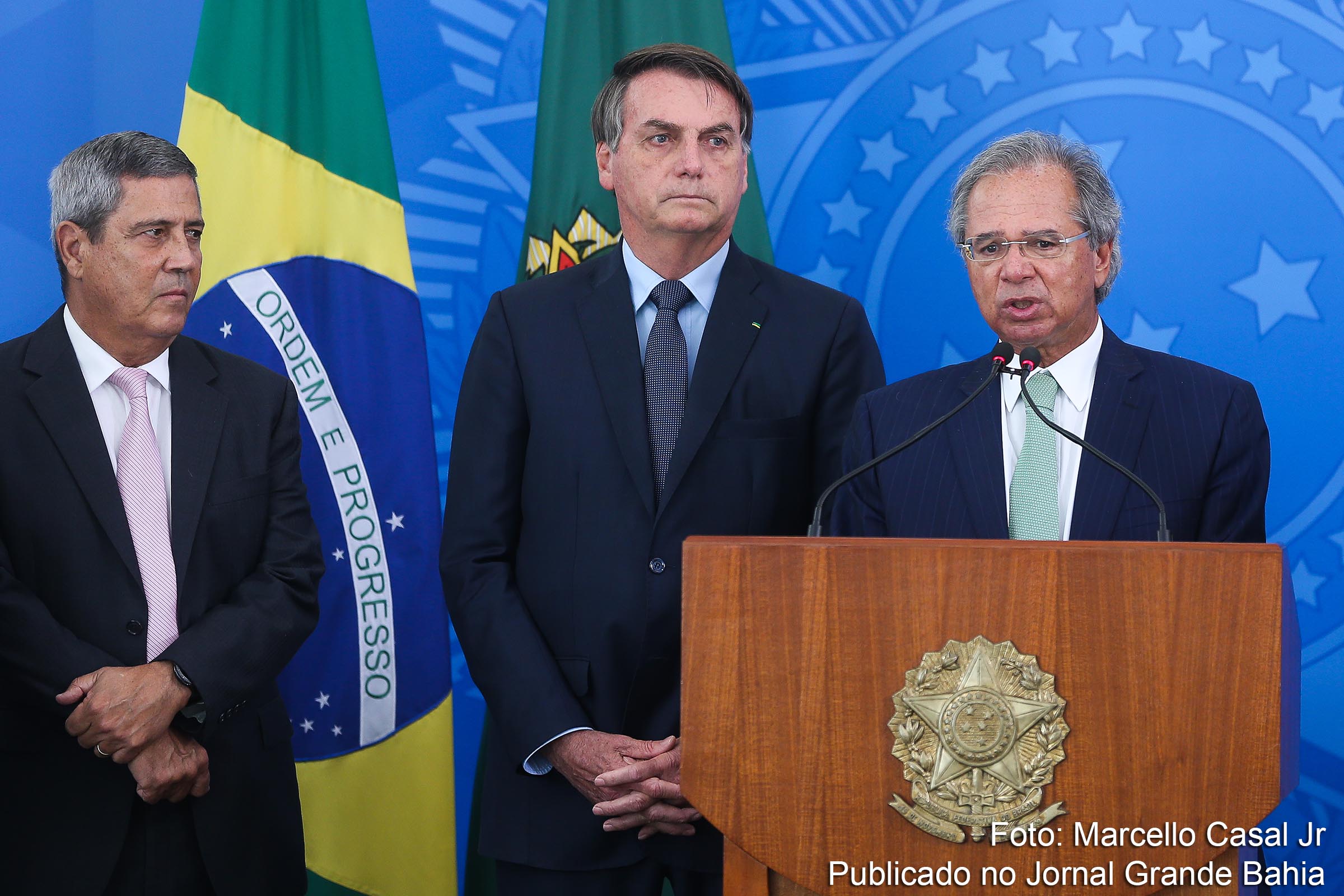 O ministro da Casa Civil, Braga Netto, o presidente da República, Jair Bolsonaro, e o ministro da Economia, Paulo Guedes, participam de coletiva de imprensa no Palácio do Planalto.