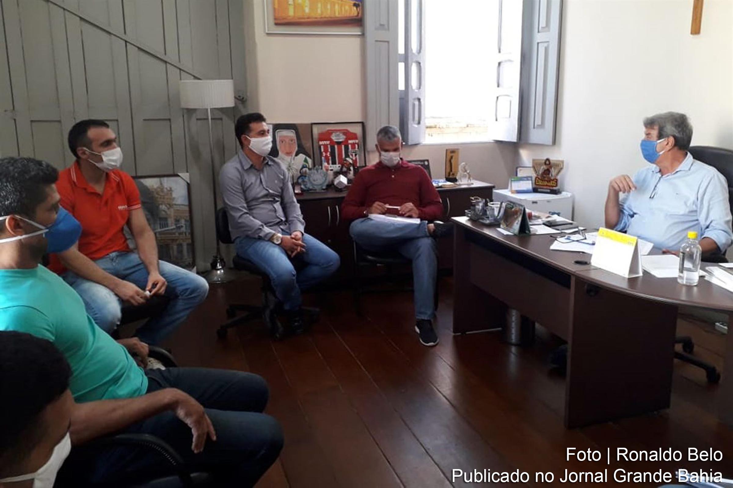 Representantes de academias de ginasticas de Feira de Santana debatem com prefeito Colbert Martins reinício das atividades.