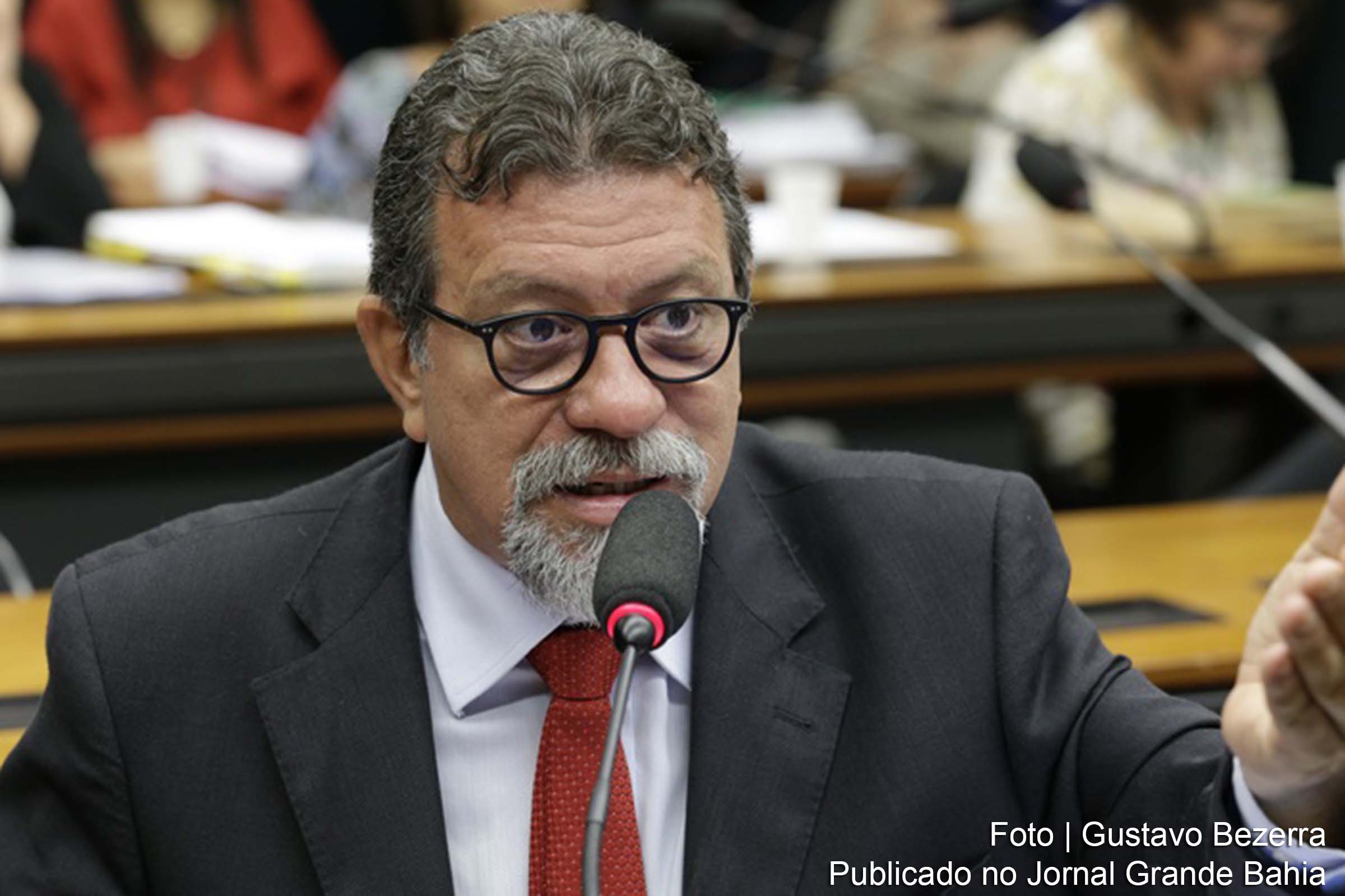 Afonso Florence: Vou entrar com pedido judicial pelo impedimento de Ricardo Salles. Ele propõe que o governo aproveite a crise sanitária para desregulamentar a gestão ambiental.